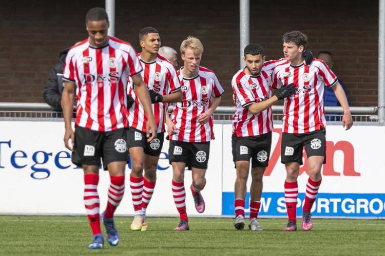 AYX体育赛事-国际比赛日体能课后，法兰克福扳平良机备战荷甲，底气十足，心理建设被强调(法兰克福对斯图加特比赛结果)